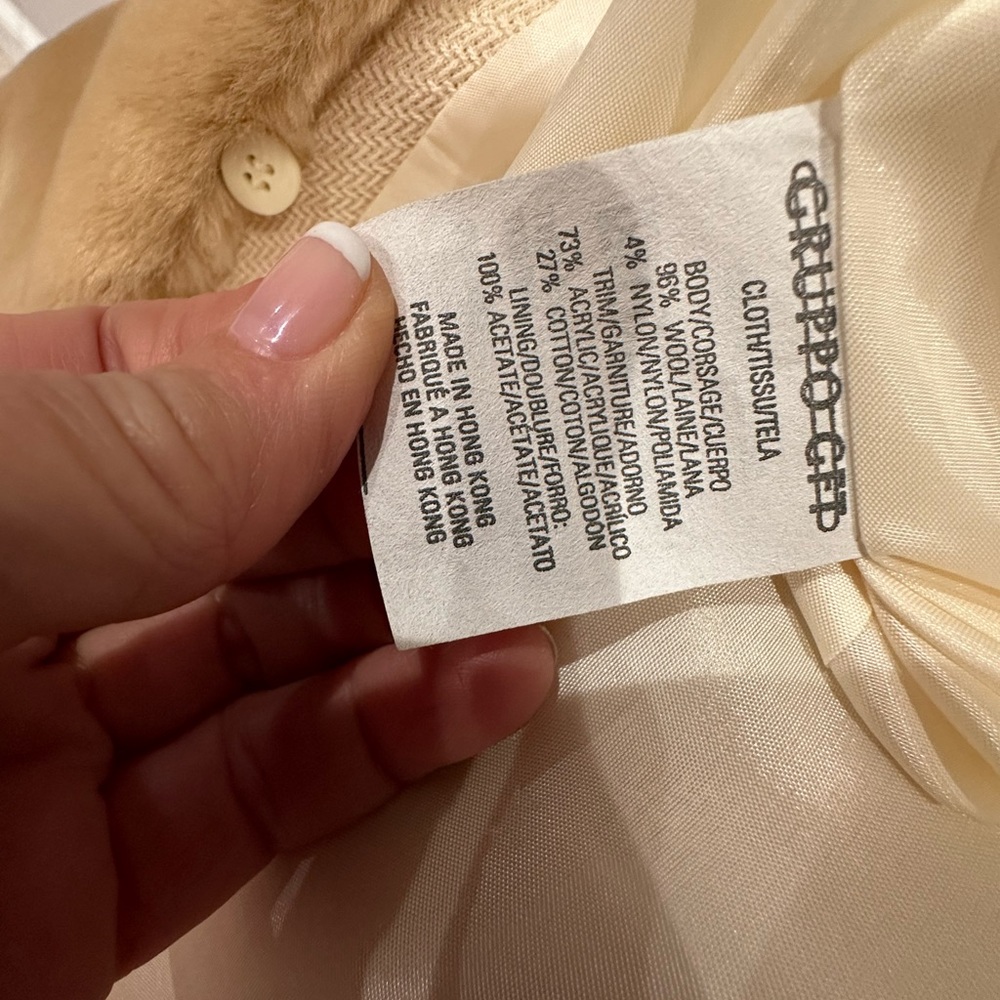 Emanuel Ungaro wool BlazerWith RemovableFur CollarVintage statement piece
Size 8 - Picture 5 of 9